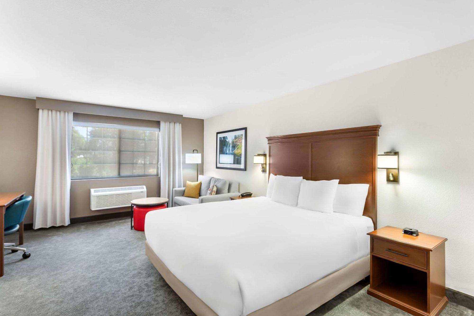 Comfort Inn & Suites Сюзънвил Екстериор снимка