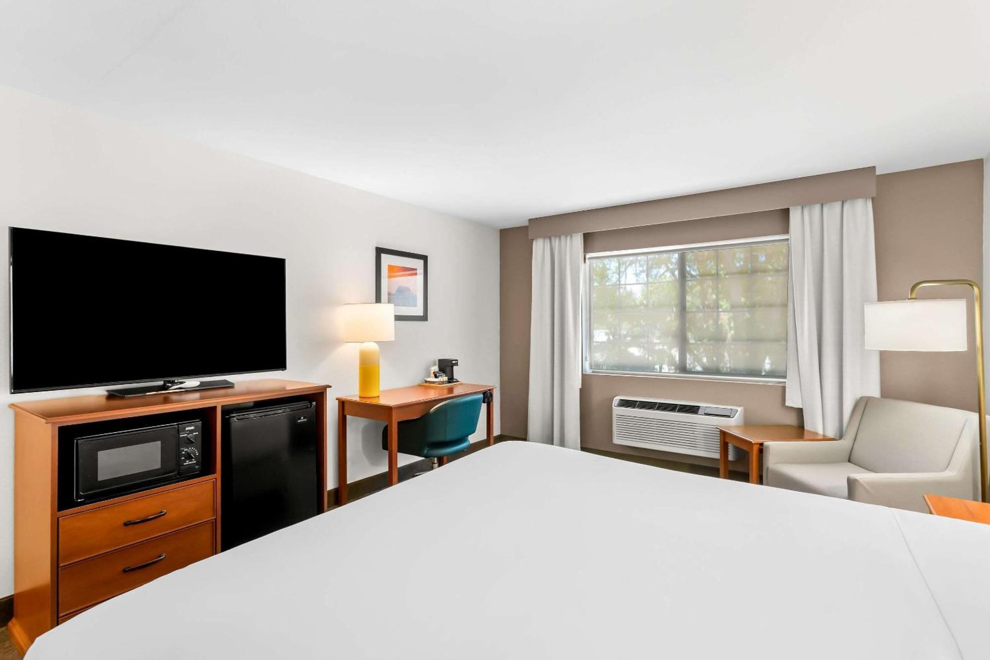 Comfort Inn & Suites Сюзънвил Екстериор снимка